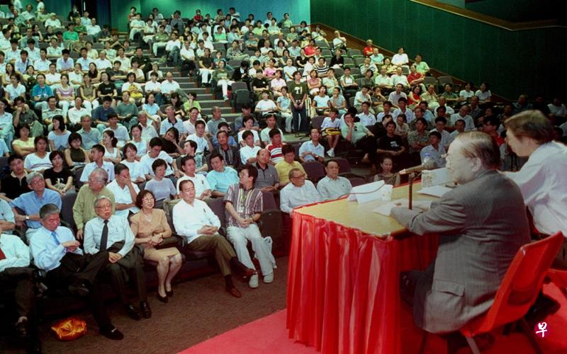 2000年9月,金庸(台上左)应陈嘉庚国际学会和陈嘉庚基金会的邀请,专程来新加坡演讲。其中一场公开讲座在华侨中学礼堂举行,金庸当时妙语如珠,即兴回答与会公众的提问,讲座主席是学者郭振羽教授(台上右)。(档案照片) 2000年9月,金庸(台上左)应陈嘉庚国际学会和陈嘉庚基金会的邀请,专程来新加坡演讲。其中一场公开讲座在华侨中学礼堂举行,金庸当时妙语如珠,即兴回答与会公众的提问,讲座主席是学者郭振羽教授(台上右)。(档案照片)