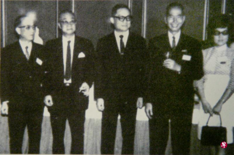 这张珍贵的历史照片,是《新明日报》1967年3月18日创刊时,金庸(中)与梁润之(右二)在创刊酒会上的合影。(档案照片) 这张珍贵的历史照片,是《新明日报》1967年3月18日创刊时,金庸(中)与梁润之(右二)在创刊酒会上的合影。(档案照片)