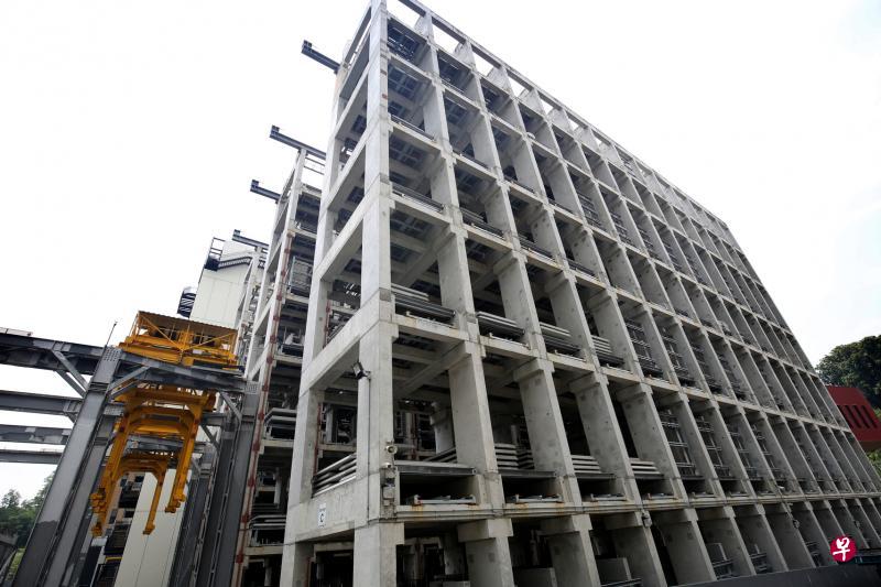 Greyform位于加基武吉的工厂面积约3万2000平方米,几乎所有生产与储藏设备都采用自动化科技,包括这个设有294个储藏格,可自动收取建材的多层建材储藏中心。(龙国雄摄) Greyform位于加基武吉的工厂面积约3万2000平方米,几乎所有生产与储藏设备都采用自动化科技,包括这个设有294个储藏格,可自动收取建材的多层建材储藏中心。(龙国雄摄)