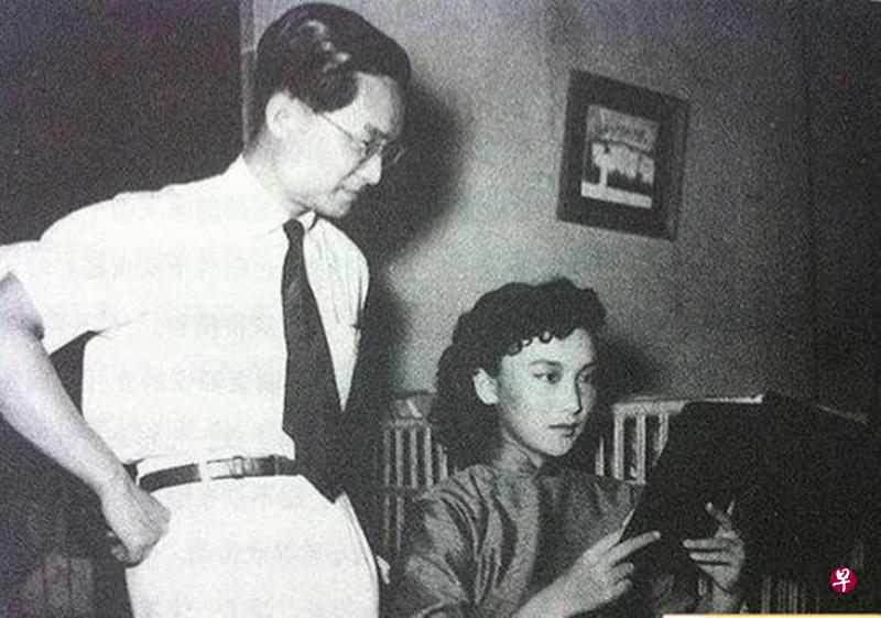 金庸与他心目中的女神夏梦合照。(档案照) 金庸与他心目中的女神夏梦合照。(档案照)