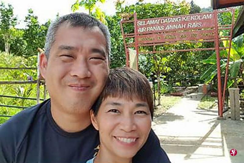 林明耀(左)和梁宝莲原本骑电单车远赴泰国旅游一个月,不料发生车祸,妻死夫伤。(取自面簿) 林明耀(左)和梁宝莲原本骑电单车远赴泰国旅游一个月,不料发生车祸,妻死夫伤。(取自面簿)