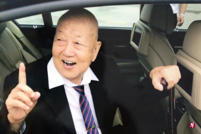 源安栈参茸药行创办人王启田常教育孩子不要忘本,去年6月还带着子孙约30人回乡,图为回乡时所拍。 源安栈参茸药行创办人王启田常教育孩子不要忘本,去年6月还带着子孙约30人回乡,图为回乡时所拍。