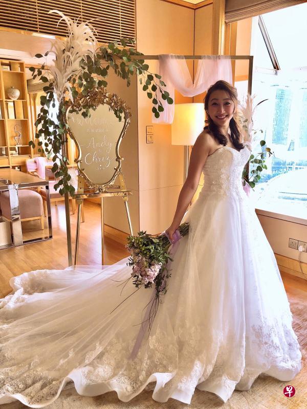 汤薇恩上周六(24日)穿上结婚礼服,当优雅漂亮的新娘。(图:汤薇恩) 汤薇恩上周六(24日)穿上结婚礼服,当优雅漂亮的新娘。(图:汤薇恩)