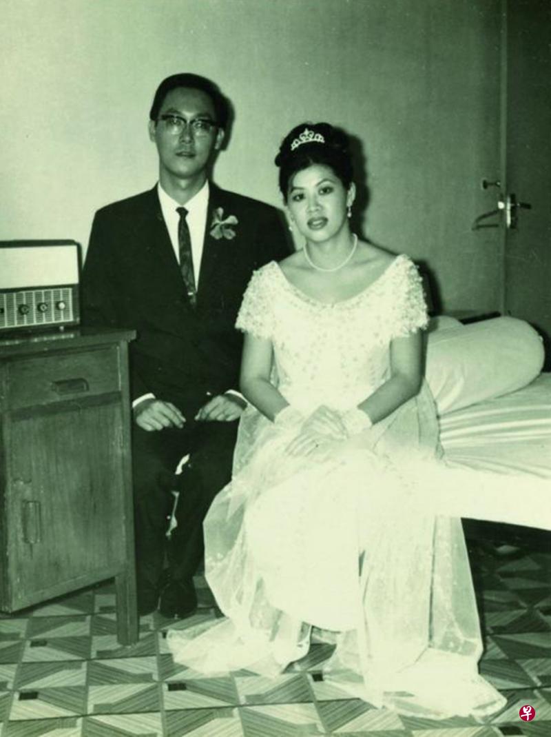 吴作栋和陈子玲婚后到马来西亚度蜜月,半途接到蚬壳公司让他尽快返回新加坡的电报。(世界科技出版公司提供) 吴作栋和陈子玲婚后到马来西亚度蜜月,半途接到蚬壳公司让他尽快返回新加坡的电报。(世界科技出版公司提供)