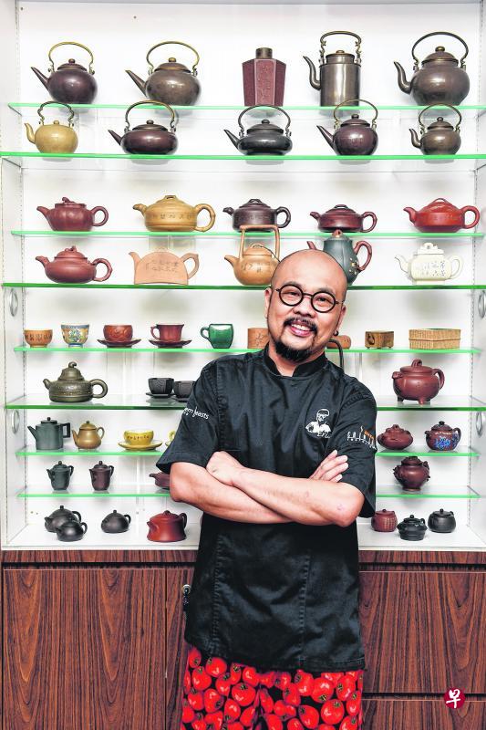 深利美食馆主厨兼老板蔡华春把收藏的紫砂壶和画作展示在餐馆,让食客也能够上一堂艺术课。(档案照) 深利美食馆主厨兼老板蔡华春把收藏的紫砂壶和画作展示在餐馆,让食客也能够上一堂艺术课。(档案照)