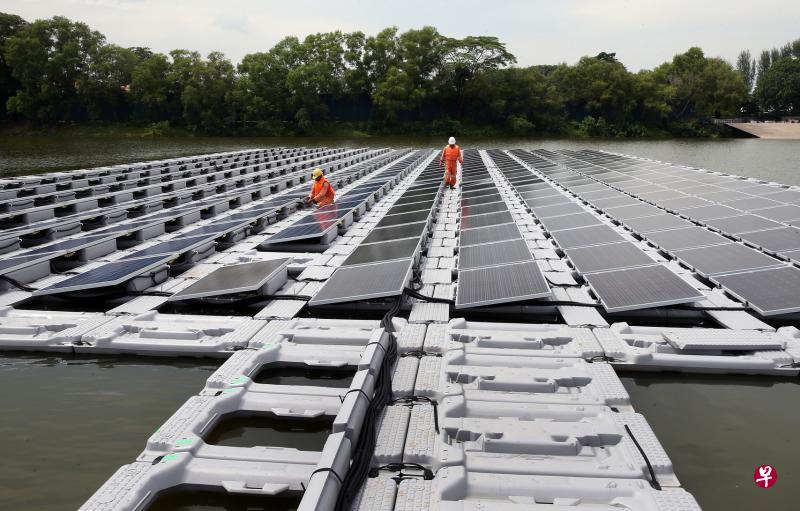 安装在登格蓄水池的这片浮动太阳能板,在过去两年试行期间效果不错,性能也高于屋顶太阳能板。公用事业局将在该蓄水池安装全新的浮动太阳能光伏系统,并正式投入运作。(档案照) 安装在登格蓄水池的这片浮动太阳能板,在过去两年试行期间效果不错,性能也高于屋顶太阳能板。公用事业局将在该蓄水池安装全新的浮动太阳能光伏系统,并正式投入运作。(档案照)