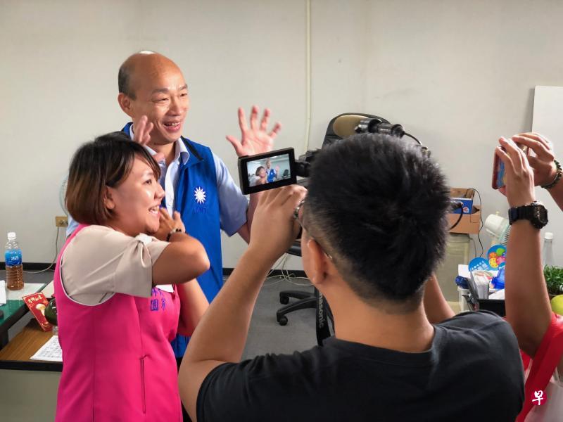 韩国瑜成了当红炸子鸡,国民党各县市首长、议员候选人争相要和他站在一起沾光。图为韩国瑜(左二)为党籍议员参选人邱于轩拍摄文宣短片。(黄顺杰摄) 韩国瑜成了当红炸子鸡,国民党各县市首长、议员候选人争相要和他站在一起沾光。图为韩国瑜(左二)为党籍议员参选人邱于轩拍摄文宣短片。(黄顺杰摄)