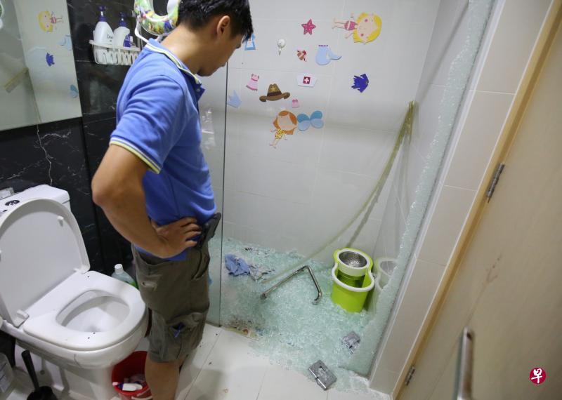 公寓屋主陈先生表示,事发前两个女儿刚洗完澡拉开浴室玻璃门时,玻璃门突然爆裂,两女儿被玻璃碎片割伤。(梁麒麟摄) 公寓屋主陈先生表示,事发前两个女儿刚洗完澡拉开浴室玻璃门时,玻璃门突然爆裂,两女儿被玻璃碎片割伤。(梁麒麟摄)