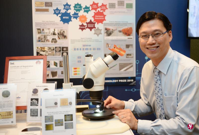 南洋理工大学淡马锡实验室主任颜志励教授是今年国防科技奖得主之一。他所研发的硬件测试系统,可确保国防与安全电子系统没有盗窃程序,不会导致重要信息外漏。(潘丰源摄) 南洋理工大学淡马锡实验室主任颜志励教授是今年国防科技奖得主之一。他所研发的硬件测试系统,可确保国防与安全电子系统没有盗窃程序,不会导致重要信息外漏。(潘丰源摄)