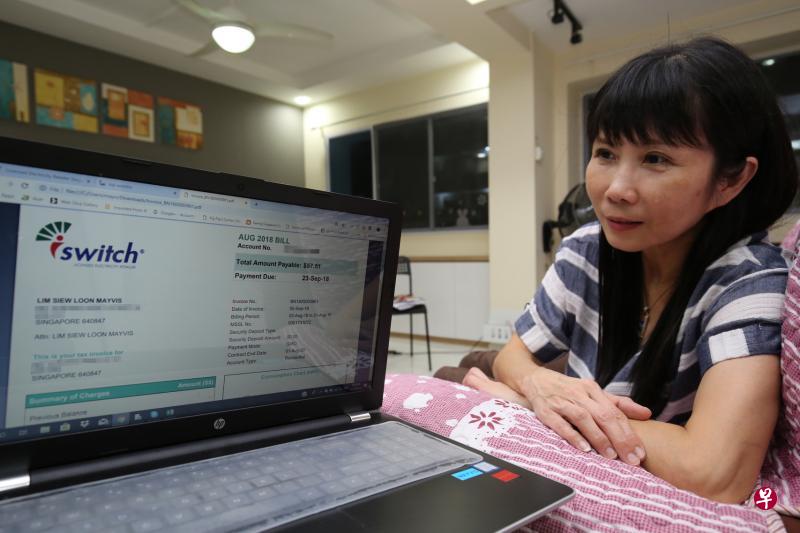 裕廊西居民林秀润更换了两家电力零售商,她上个月的电费比之前少了10多元。(梁麒麟摄) 裕廊西居民林秀润更换了两家电力零售商,她上个月的电费比之前少了10多元。(梁麒麟摄)