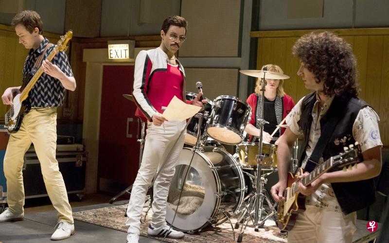 《波希米亚狂想曲》聚焦皇后合唱团的主唱墨裘瑞(中)。 《波希米亚狂想曲》聚焦皇后合唱团的主唱墨裘瑞(中)。