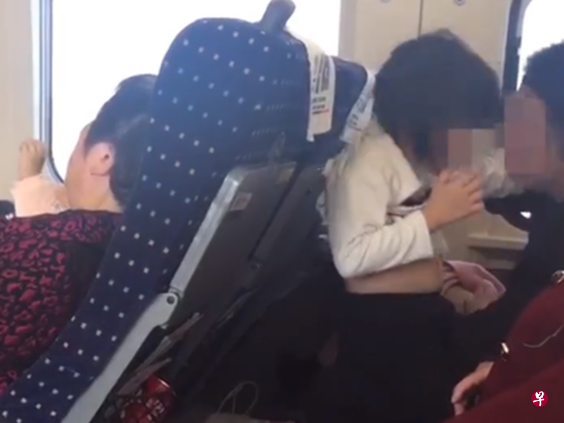 一名中国父亲在高铁上疑似猥亵5岁女儿的视频近日在网上传开。(视频截图) 一名中国父亲在高铁上疑似猥亵5岁女儿的视频近日在网上传开。(视频截图)