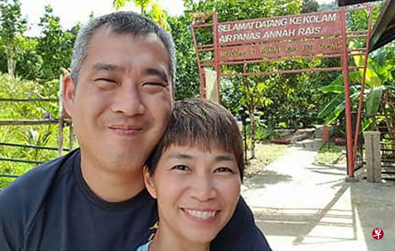 林明耀（左）和妻子梁宝莲（译音）共骑电单车前往泰国途中，在马来西亚南北大道冷峇柏岭英出事，妻死夫伤。（取自面簿）