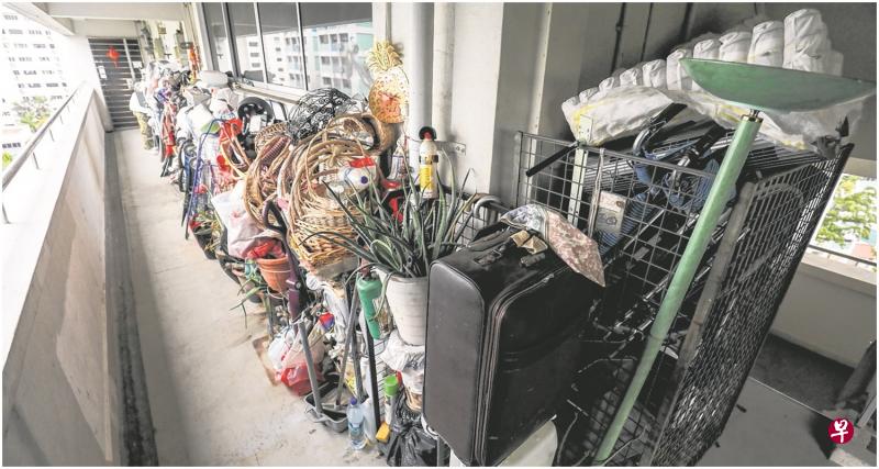 义顺组屋出现垃圾屋,居民将行李箱和旧电器等杂物从楼梯口一路排到邻居的家门外,约有五公尺长。(陈斌勤摄) 义顺组屋出现垃圾屋,居民将行李箱和旧电器等杂物从楼梯口一路排到邻居的家门外,约有五公尺长。(陈斌勤摄)