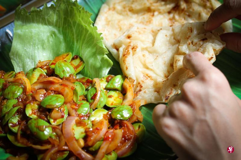 “臭豆王”也售卖臭豆创意料理,如臭豆配印度煎饼。 “臭豆王”也售卖臭豆创意料理,如臭豆配印度煎饼。