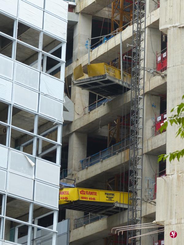 　2014年1月22日中午，位于启汇大道的建筑工地发生意外，两名客工从七楼坠下身亡。经控方上诉后，行为疏忽的建筑工头努如恩昨天被判坐牢25周。（档案照片）