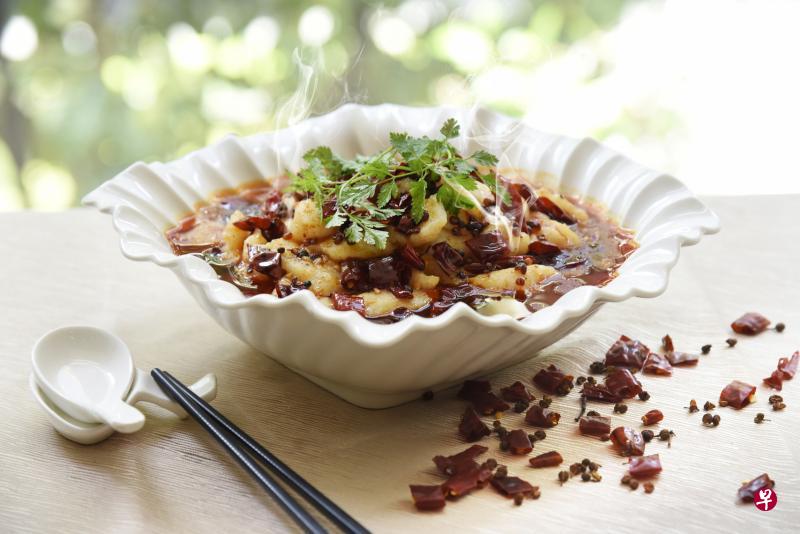 香辣的水煮鱼片。 香辣的水煮鱼片。