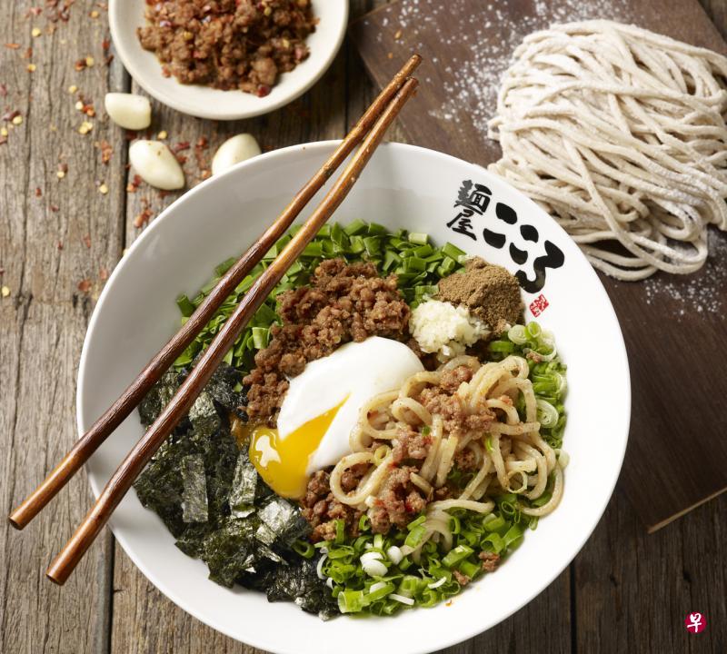 招牌干拌面综合了12种新鲜食材。