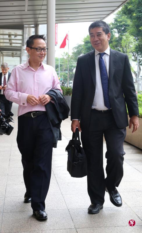 卫生部控股董事经理吴弈源(左)指医疗系统必须全天候正常操作,能够让技术人员暂停服务提升系统的空间很有限,导致系统升级的进程相对缓慢。右为卫生部控股代表律师安德烈。(庄耿闻摄) 卫生部控股董事经理吴弈源(左)指医疗系统必须全天候正常操作,能够让技术人员暂停服务提升系统的空间很有限,导致系统升级的进程相对缓慢。右为卫生部控股代表律师安德烈。(庄耿闻摄)