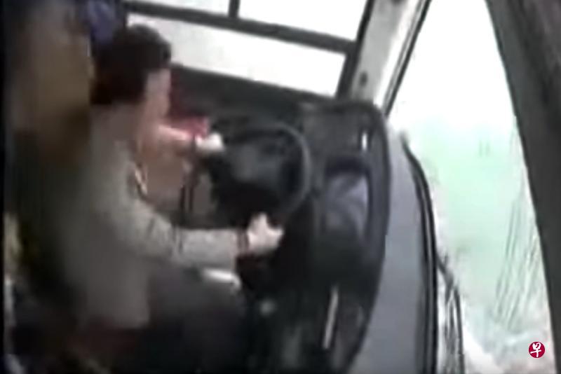 视频显示,女乘客刘某因错过目的站而与公交车司机冉某发生争执。(视频截图) 视频显示,女乘客刘某因错过目的站而与公交车司机冉某发生争执。(视频截图)