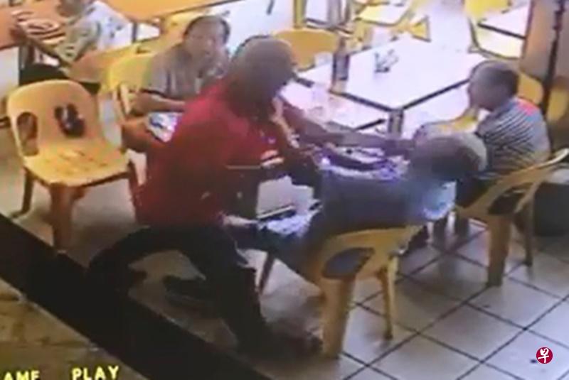 光头叔跟老翁起争执的过程中击中他的胸口。(受访者提供) 光头叔跟老翁起争执的过程中击中他的胸口。(受访者提供)