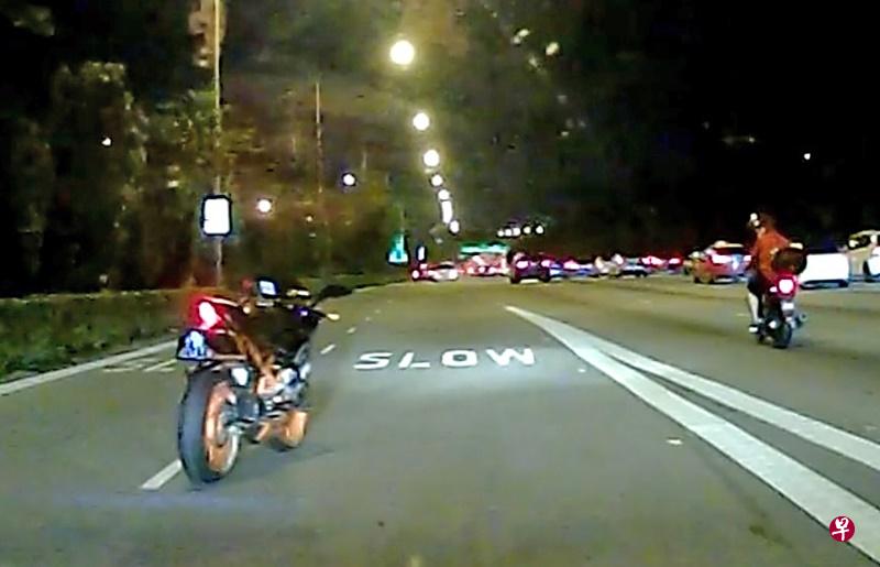 无人骑行的电单车在高速公路上左右摆动。(取自面簿) 无人骑行的电单车在高速公路上左右摆动。(取自面簿)