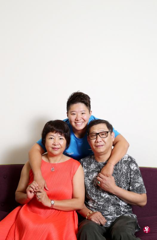 陶李与父母,一家三口分隔两地,她在泳池奋斗的日子,母亲在池的一方守着她,父亲在更远的泳池关切她。从五金泳手到褪下泳衣,天涯咫尺,父母是岸。 陶李与父母,一家三口分隔两地,她在泳池奋斗的日子,母亲在池的一方守着她,父亲在更远的泳池关切她。从五金泳手到褪下泳衣,天涯咫尺,父母是岸。