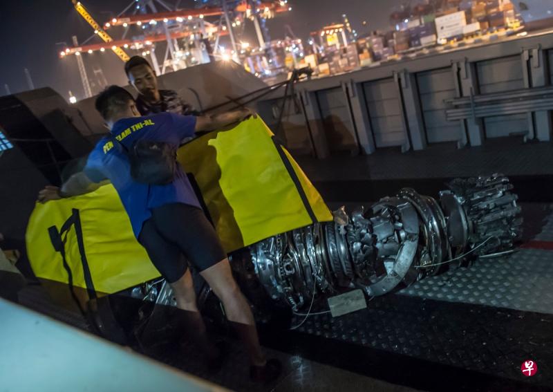 已打捞上岸的狮航飞机残骸,包括部分引擎。(法新社) 已打捞上岸的狮航飞机残骸,包括部分引擎。(法新社)