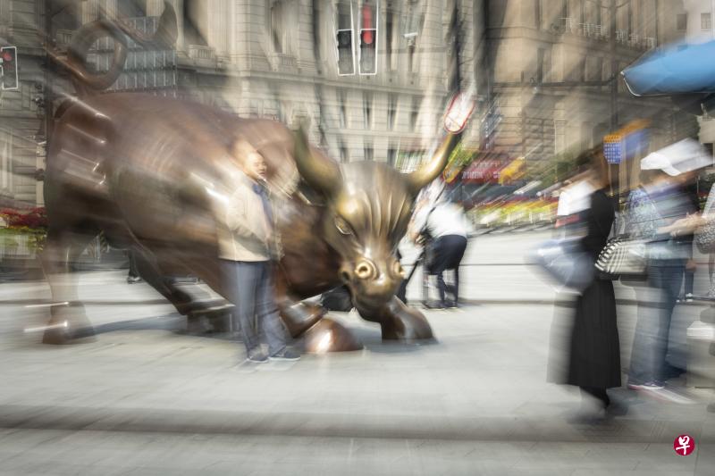 分析师认为,中国市场目前乌云笼罩是因为信心不足,并非基本面因素。图为上海外滩的金融牛铜像。(彭博社) 分析师认为,中国市场目前乌云笼罩是因为信心不足,并非基本面因素。图为上海外滩的金融牛铜像。(彭博社)