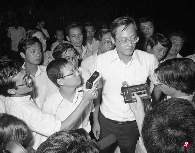 1981年,人民行动党在安顺区补选中败北,吴作栋和当时代表行动党上阵的冯金兴(左二)都大感意外。(档案照片) 1981年,人民行动党在安顺区补选中败北,吴作栋和当时代表行动党上阵的冯金兴(左二)都大感意外。(档案照片)