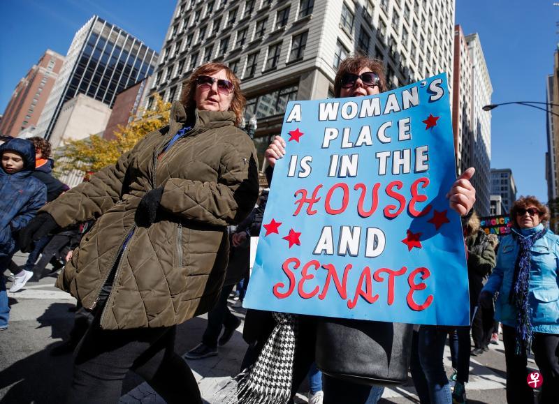 10月13日,美国女性走上街头示威,抗议被指性骚扰的卡瓦诺通过最高法院大法官的提名投票,呼吁女性在中期选举踊跃投票,将更多女性送入国会。(法新社) 10月13日,美国女性走上街头示威,抗议被指性骚扰的卡瓦诺通过最高法院大法官的提名投票,呼吁女性在中期选举踊跃投票,将更多女性送入国会。(法新社)