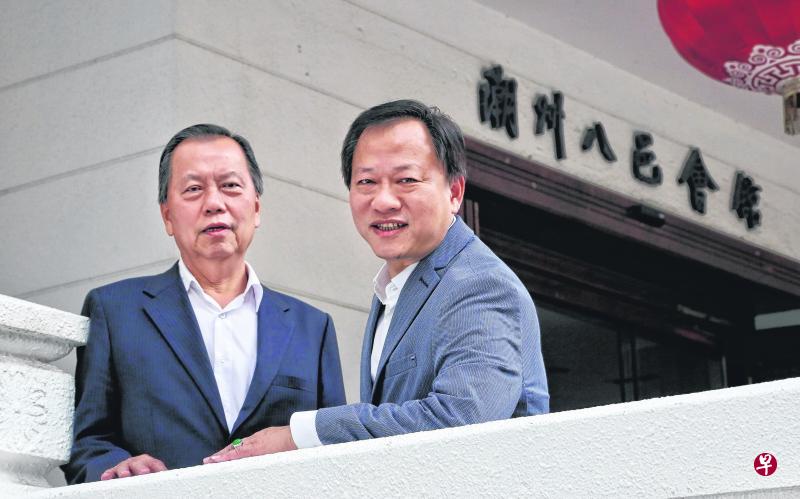 潮州八邑会馆会长蔡纪典（左）说，会馆在两年前首办“潮人企业家奖”，得到很好的反响，不仅凸显了潮人企业家的商战精神，参选者也因受邀加入潮人企业家商会，有机会结识更多潮人企业家。潮州八邑会馆副会长兼国内外事务组主席吴木興（右）担纲“潮人企业家奖”首席评审。（陈福洲摄）
