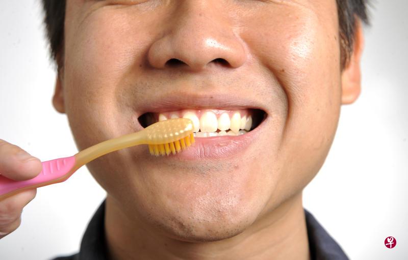 正确地刷牙,保持良好的口腔卫生,能帮助预防心脏疾病。(档案照) 正确地刷牙,保持良好的口腔卫生,能帮助预防心脏疾病。(档案照)