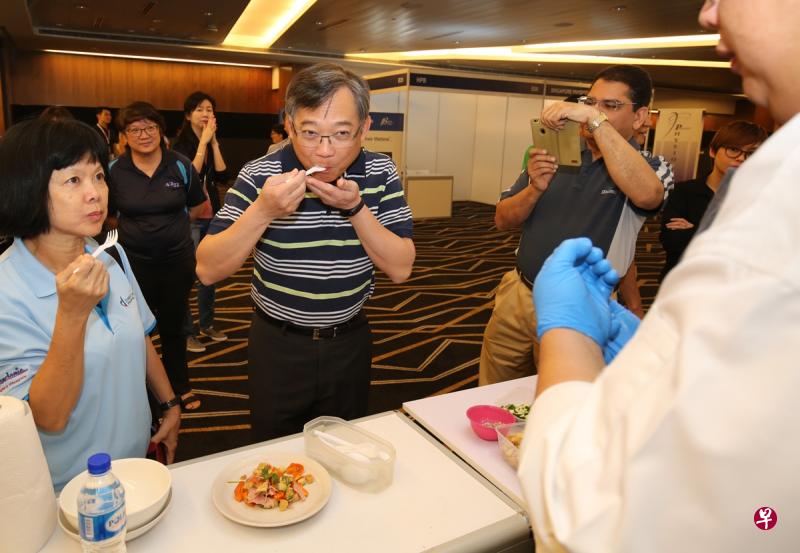 卫生部长颜金勇(左二)宣布,卫生部成立新跨部门工作小组,并邀请各年龄层国人出谋献策,共同提升人们的保健意识。(梁麒麟摄) 卫生部长颜金勇(左二)宣布,卫生部成立新跨部门工作小组,并邀请各年龄层国人出谋献策,共同提升人们的保健意识。(梁麒麟摄)