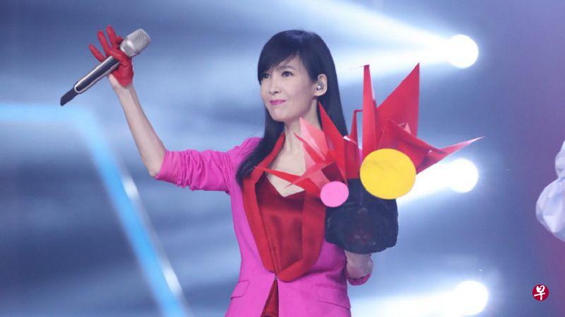 周慧敏因为黎明等老友上《蒙面唱将猜猜猜》表演,感觉他们好像很享受,因此也想上这个节目玩一玩。(互联网) 周慧敏因为黎明等老友上《蒙面唱将猜猜猜》表演,感觉他们好像很享受,因此也想上这个节目玩一玩。(互联网)