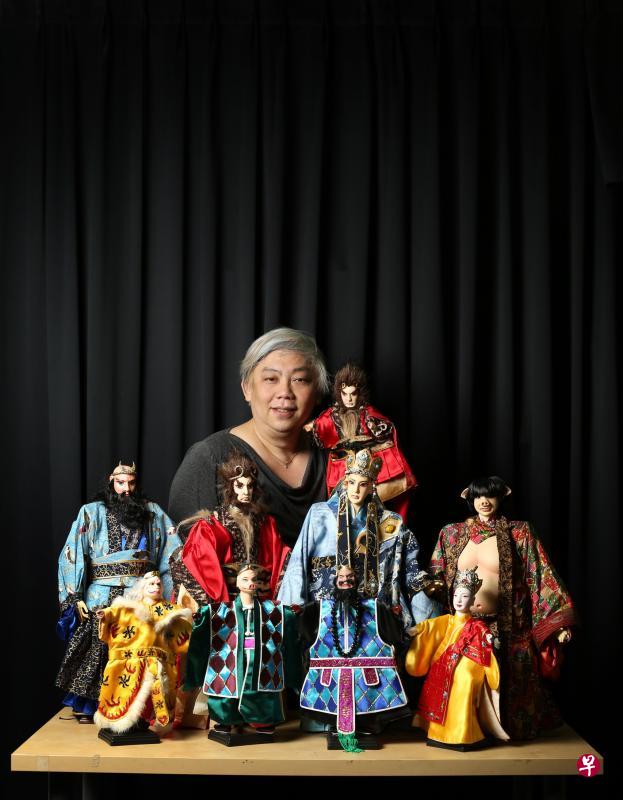 何家伟和两代《西游记》“演员班底”合影。(龙国雄摄) 何家伟和两代《西游记》“演员班底”合影。(龙国雄摄)