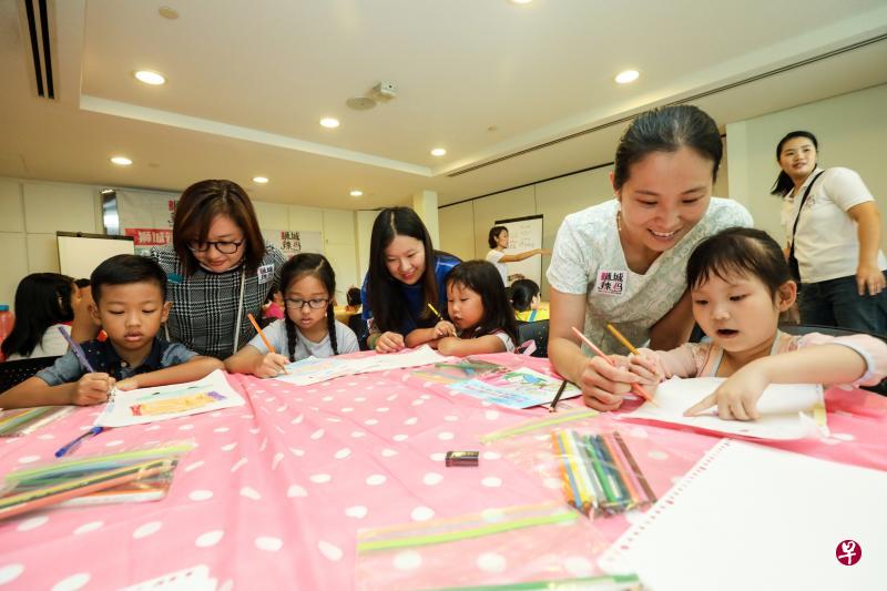 邓虹(左起)、甘露、宋珍是三位新移民妈妈,多年来支持“狮城辣妈”的活动,并为自己和孩子构筑了亲密的母子情。 邓虹(左起)、甘露、宋珍是三位新移民妈妈,多年来支持“狮城辣妈”的活动,并为自己和孩子构筑了亲密的母子情。