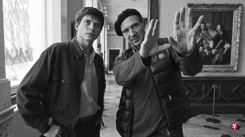 罗夫芬尼斯(右)指导欧雷伊万科演戏。(互联网) 罗夫芬尼斯(右)指导欧雷伊万科演戏。(互联网)