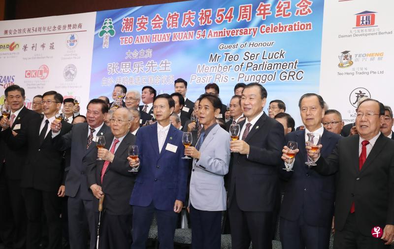 潮安会馆荣誉主席蔡健铭（前排左起）、白沙—榜鹅集选区议员张思乐、主席邱荣水、荣誉主席林炳文、荣誉主席张建安、荣誉董事郭明忠、潮州总会会长谢楚明、潮州八邑会馆会长蔡纪典和醉花林第一副总理黄海庆一同在台上向宾客敬酒。（陈来福摄）
