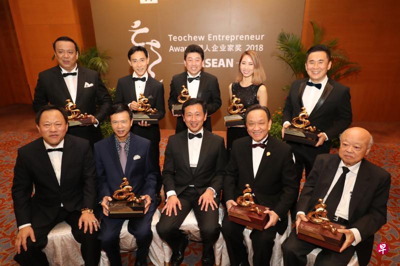 教育部长王乙康(前排中)与首席评审吴木兴(前排左一)和其中八位“亚细安潮人企业家奖”得奖人合照。他们是张建安(前排左起)、蔡裕资、林源德、袁伟成(后排左起)、唐添寿、佃国新、黄立妘和姚俊源。(陈来福摄) 教育部长王乙康(前排中)与首席评审吴木兴(前排左一)和其中八位“亚细安潮人企业家奖”得奖人合照。他们是张建安(前排左起)、蔡裕资、林源德、袁伟成(后排左起)、唐添寿、佃国新、黄立妘和姚俊源。(陈来福摄)