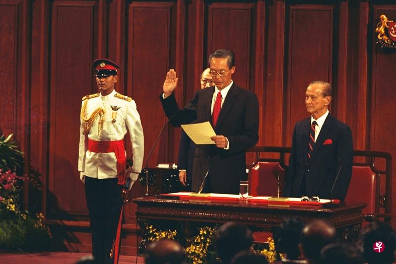 吴作栋（中）1990年11月28日在黄金辉总统（右）的见证下，宣誓成为我国第二任总理。（档案照）