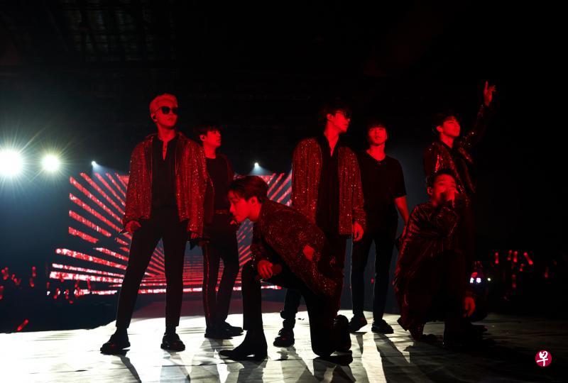 iKon带来两个小时的劲歌热舞，嗨翻现场4800个粉丝。（YG娱乐提供）