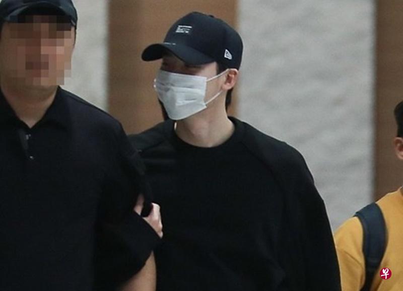 今早,韩国媒体拍到李钟硕已经平安抵达首尔仁川国际机场。(互联网) 今早,韩国媒体拍到李钟硕已经平安抵达首尔仁川国际机场。(互联网)