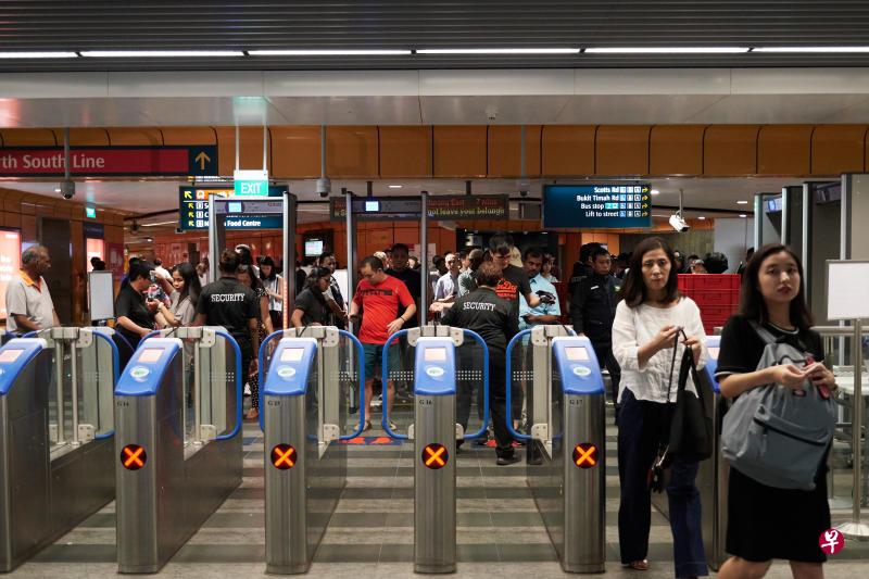 滨海市区线的纽顿地铁站于2018年2月4日首次举行紧急应对演习,入闸乘客须接受安检,并通过金属探测器。(档案照) 滨海市区线的纽顿地铁站于2018年2月4日首次举行紧急应对演习,入闸乘客须接受安检,并通过金属探测器。(档案照)