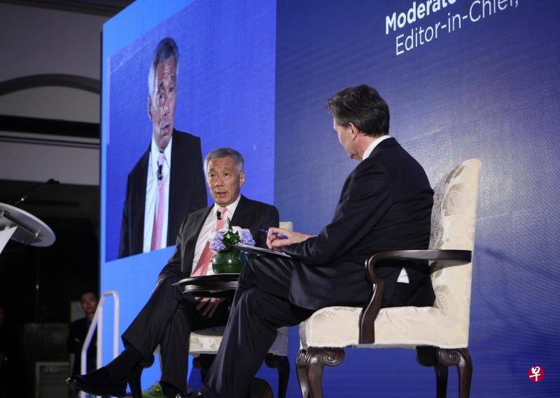 李显龙总理(右二)出席首届“彭博创新经济论坛”的欢迎晚宴,与现场嘉宾对话时,就中美关系对全球和本区域的影响分享看法。右一是对话会主持人彭博社总编辑约翰·米思伟。(林泽锐摄) 李显龙总理(右二)出席首届“彭博创新经济论坛”的欢迎晚宴,与现场嘉宾对话时,就中美关系对全球和本区域的影响分享看法。右一是对话会主持人彭博社总编辑约翰·米思伟。(林泽锐摄)