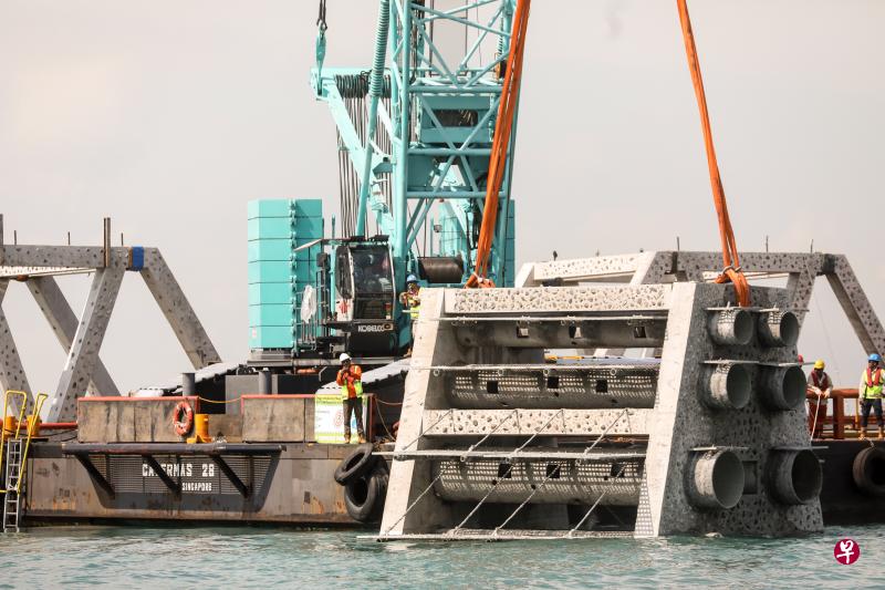 裕廊集团和国家公园局联合打造的大型人工礁结构今早正式放入姐妹岛海床。(陈斌勤摄) 裕廊集团和国家公园局联合打造的大型人工礁结构今早正式放入姐妹岛海床。(陈斌勤摄)