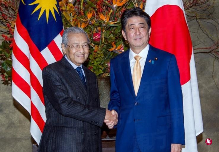 马国首相马哈迪(左)和日本首相安倍晋三。(网络照) 马国首相马哈迪(左)和日本首相安倍晋三。(网络照)