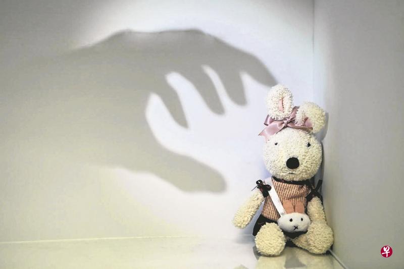 受害少女向母亲求助无门,过后心灰意冷,每次遭性侵时只好乖乖就范。(档案示意图) 受害少女向母亲求助无门,过后心灰意冷,每次遭性侵时只好乖乖就范。(档案示意图)