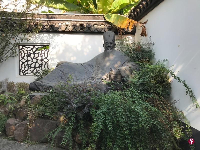 苏东坡纪念馆内的苏东坡坐卧像。(作者提供) 苏东坡纪念馆内的苏东坡坐卧像。(作者提供)