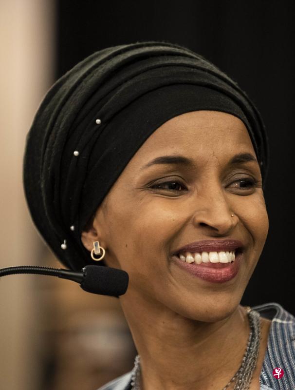 奥马尔(左)和特莱卜同为穆斯林,分别在明尼苏达州和密歇根州当选众议员。她们的当选,增添了众议院的多元化色彩。(法新社/路透社) 奥马尔(左)和特莱卜同为穆斯林,分别在明尼苏达州和密歇根州当选众议员。她们的当选,增添了众议院的多元化色彩。(法新社/路透社)